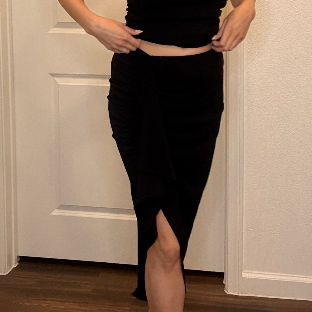 Sleek Black Midi Skirt with Slit